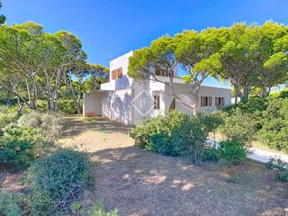 Xalet a Cala Morell. Estupenda villa a estrenar de 4 dormitorios con amplio jardín y