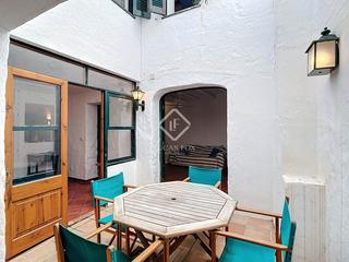Chalet in Ciutadella. Casa de 5 dormitorios con patio y terraza en venta en el casco h