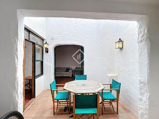 Xalet a Ciutadella. Casa de 5 dormitorios con patio y terraza en venta en el casco h