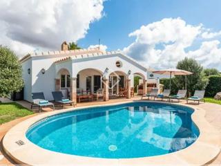 Chalet in Cala d´En Bosch-Serpentona. Estupenda villa de 3 dormitorios con jardín, piscina y licencia