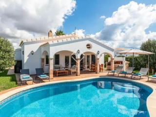 Chalet in Cala d´En Bosch-Serpentona. Estupenda villa de 3 dormitorios con jardín, piscina y licencia