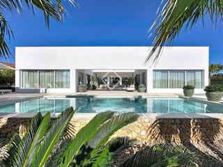 Chalet in Biniancolla-Punta Prima. Exclusiva villa contemporánea de 3 dormitorios con piscina en ve