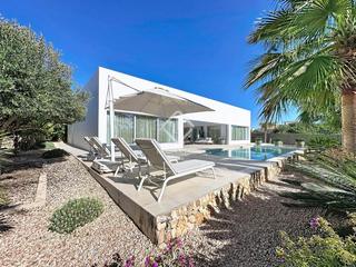Chalet en Biniancolla-Punta Prima. Exclusiva villa contemporánea de 3 dormitorios con piscina en ve