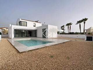 Xalet a Cala Blanca. Villa contemporánea de nueva construcción de 3 dormitorios en ve