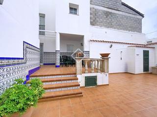 Xalet a Es Castell. Casa de 4 dormitorios con patio y terraza en venta en es castell