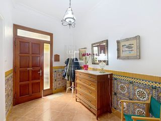 Chalet in Ciutadella. Casa de con dormitorios, patio con dos edificaciones y muchas po
