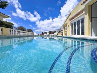 Chalet in Son Bou-Sant Jaume. Exelente villa de 4 dormitorios en suite en venta en son bou, al