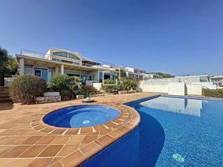 Xalet a Fornells. Increible villa unifamiliar con piscina privada y jacuzzi con in
