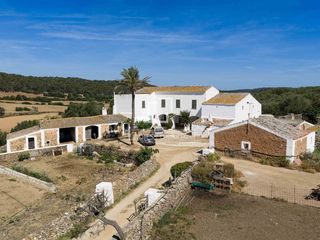 Bauernhof in Cala Blanca. Estupenda finca rústica de 8 dormitorios con casa de más de 200