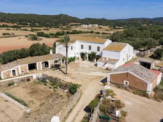 Bauernhof in Cala Blanca. Estupenda finca rústica de 8 dormitorios con una casa de más de