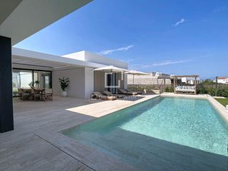 Chalet in Cala en Blanes. Magnífica villa de alto standing de 4 dormitorios con jardín, pi