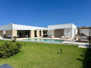 Chalet à Cala en Blanes. Magnífica villa de alto standing de 4 dormitorios con jardín, pi