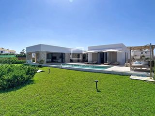 Chalet à Cala en Blanes. Magnífica villa de alto standing de 4 dormitorios con jardín, pi