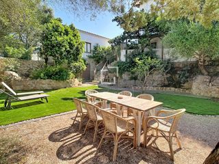 Chalet in Cala en Blanes. Fantástica casa semiadosada de 5 dormitorios con 700m de jardín