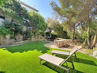 Chalet à Cala en Blanes. Fantástica casa semiadosada de 5 dormitorios con 700m de jardín