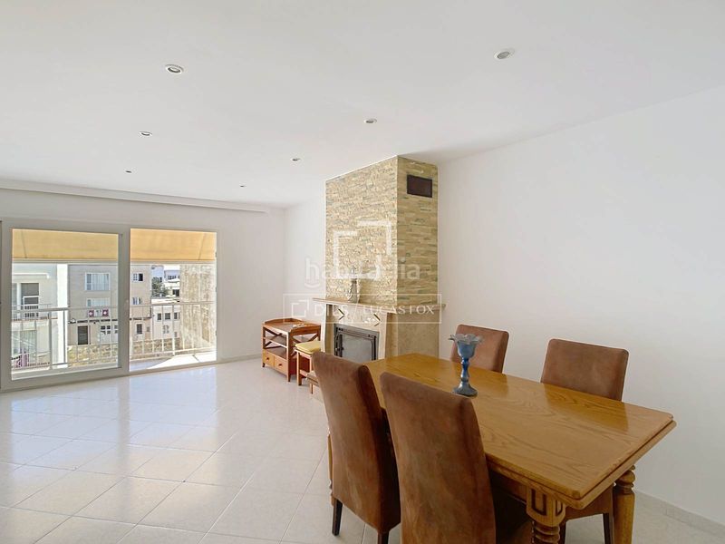Foto 4147d641-f166-4cd6-8c29-b2eff89cc44e. Ático piso dúplex con 4 dormitorios y 2 terrazas en venta en una finca de tan solo 6 vecinos, en Ciutadella de Menorca