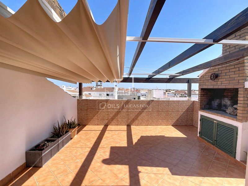 Foto a06a7e0a-faa6-4500-8a90-191fa7b93fbc. Ático piso dúplex con 4 dormitorios y 2 terrazas en venta en una finca de tan solo 6 vecinos, en Ciutadella de Menorca