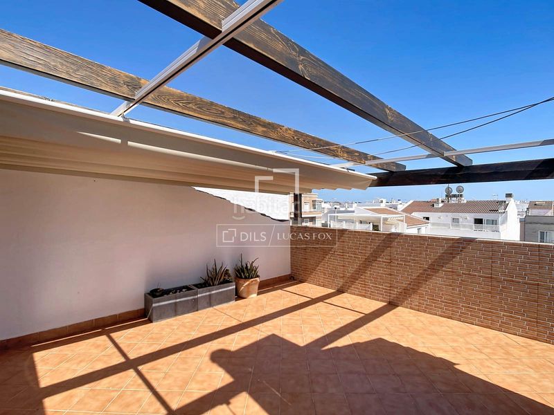 Foto a98b7bb5-e578-419e-86d5-7be2e4533455. Ático piso dúplex con 4 dormitorios y 2 terrazas en venta en una finca de tan solo 6 vecinos, en Ciutadella de Menorca