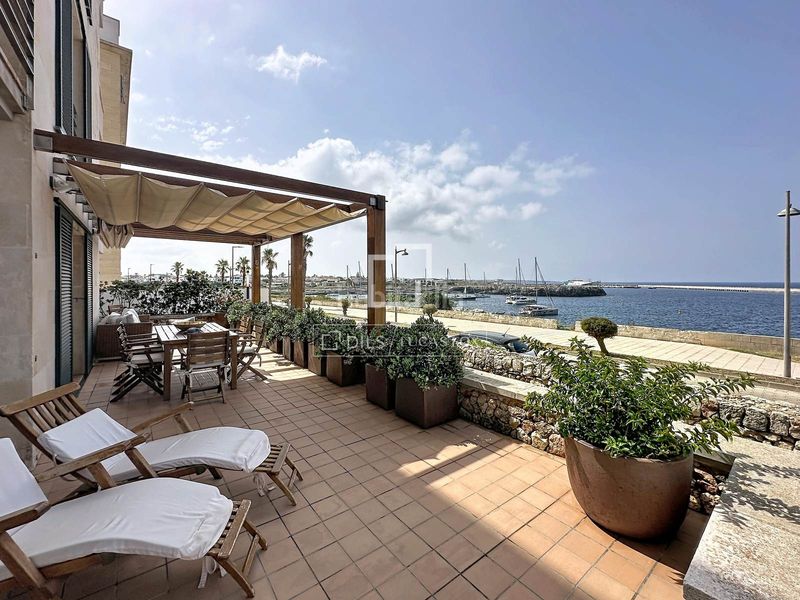 Foto 10318c12-bdd7-437c-9531-dd26db3e32ca. Piso  en planta baja de 4 dormitorios con terraza de 70 m y espectaculares vistas al mar en venta en Ciutadella de Menorca