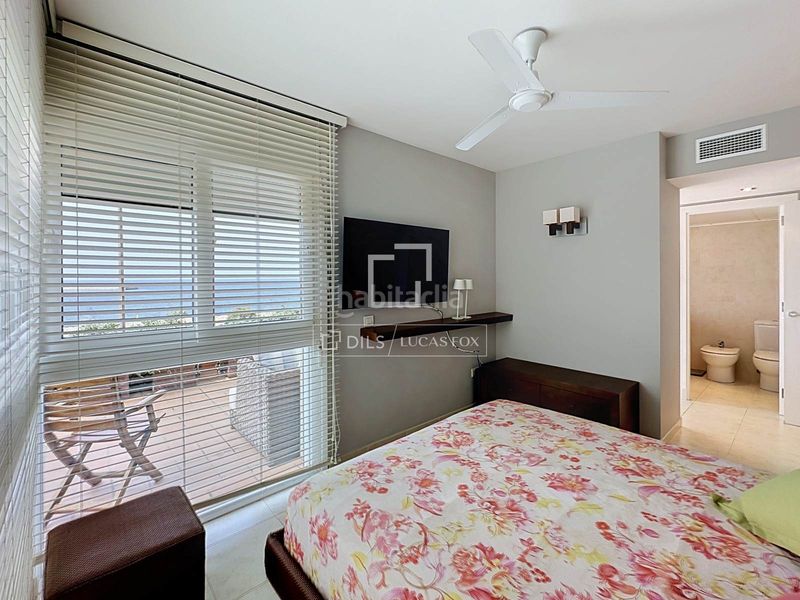 Foto 25bad5a9-54a1-4702-8687-67d2bca5d363. Piso  en planta baja de 4 dormitorios con terraza de 70 m y espectaculares vistas al mar en venta en Ciutadella de Menorca