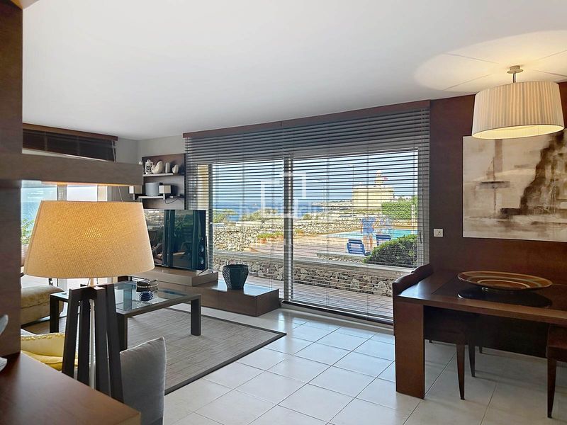 Foto 34d71ece-7c70-46aa-bf24-5023e662f2f4. Piso  en planta baja de 4 dormitorios con terraza de 70 m y espectaculares vistas al mar en venta en Ciutadella de Menorca