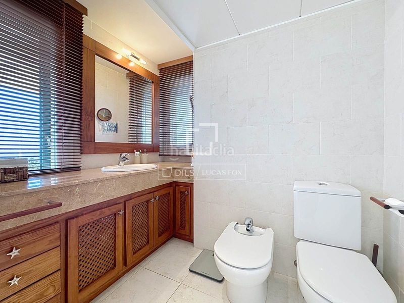 Foto 41ba0038-cc6b-4489-bc9d-e00d43a6aab5. Piso  en planta baja de 4 dormitorios con terraza de 70 m y espectaculares vistas al mar en venta en Ciutadella de Menorca