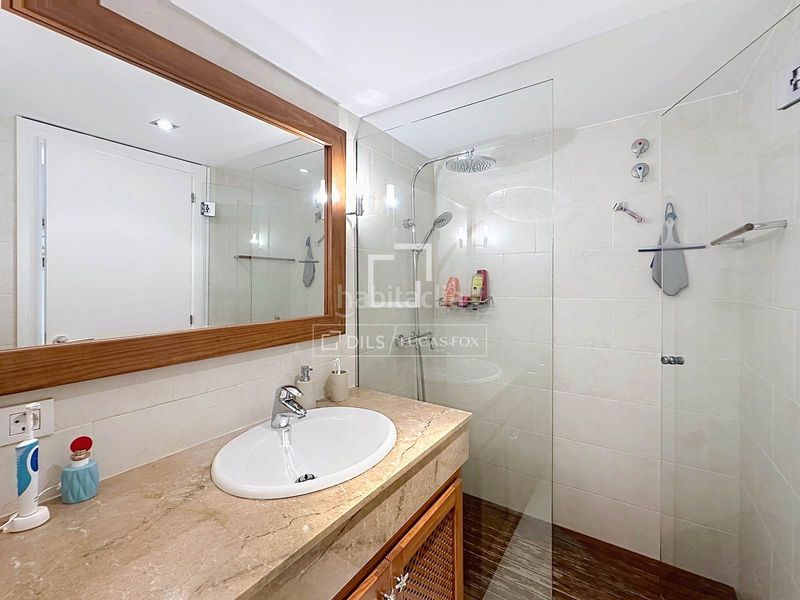 Foto 47b3f5b5-2ed6-46b7-946a-ea3a04cb5c60. Piso  en planta baja de 4 dormitorios con terraza de 70 m y espectaculares vistas al mar en venta en Ciutadella de Menorca