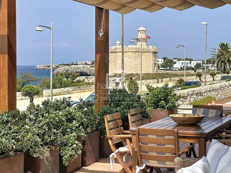 Foto 50f66e12-59af-42ce-ae4b-9035a15a1645. Piso  en planta baja de 4 dormitorios con terraza de 70 m y espectaculares vistas al mar en venta en Ciutadella de Menorca