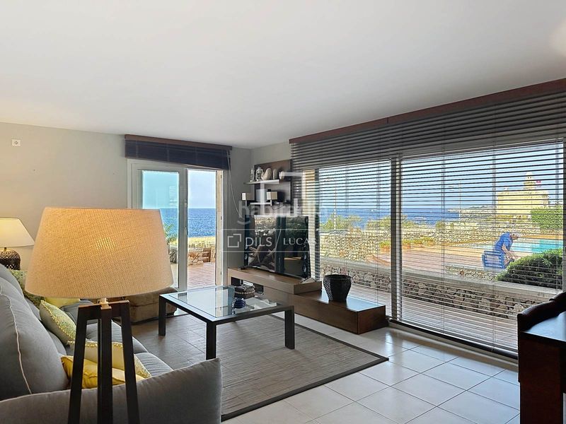 Foto 51c052fa-592a-4ad7-91ea-86b16f4fac3f. Piso  en planta baja de 4 dormitorios con terraza de 70 m y espectaculares vistas al mar en venta en Ciutadella de Menorca