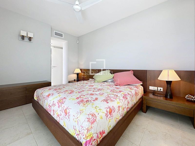 Foto 8659b0cd-f51c-4522-af70-50cc0c42169d. Piso  en planta baja de 4 dormitorios con terraza de 70 m y espectaculares vistas al mar en venta en Ciutadella de Menorca