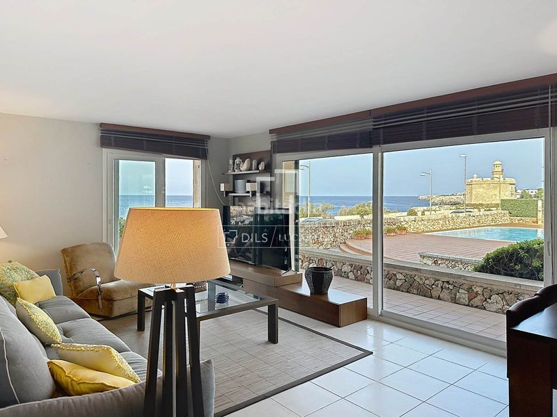 Foto a181d39f-7501-4513-8f59-72075253e9a2. Piso  en planta baja de 4 dormitorios con terraza de 70 m y espectaculares vistas al mar en venta en Ciutadella de Menorca
