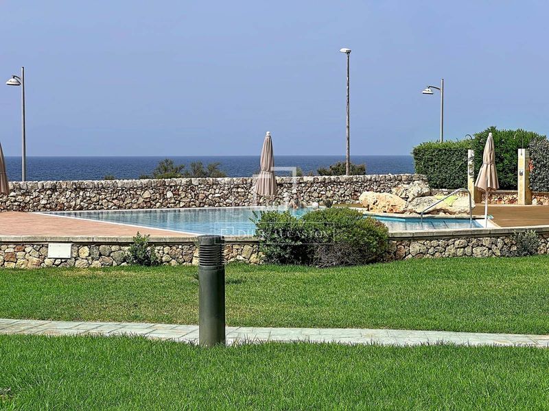 Foto a2042f55-74ba-4999-ae4f-f4719962b40b. Piso  en planta baja de 4 dormitorios con terraza de 70 m y espectaculares vistas al mar en venta en Ciutadella de Menorca