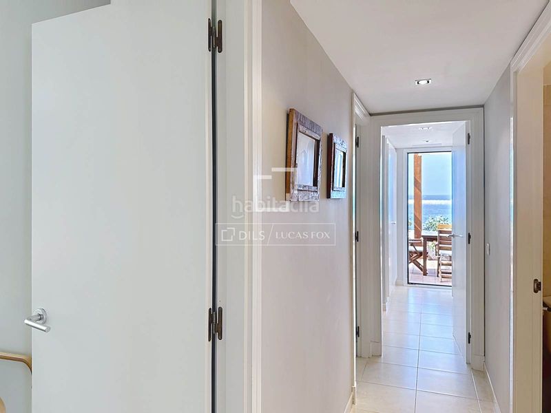 Foto a6d74693-2fae-487f-9830-49150264f2a0. Piso  en planta baja de 4 dormitorios con terraza de 70 m y espectaculares vistas al mar en venta en Ciutadella de Menorca