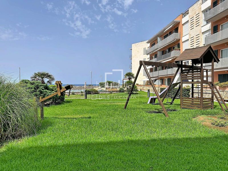 Foto a945bf8a-04bd-423c-94fc-fbfa21e9e3d2. Piso  en planta baja de 4 dormitorios con terraza de 70 m y espectaculares vistas al mar en venta en Ciutadella de Menorca