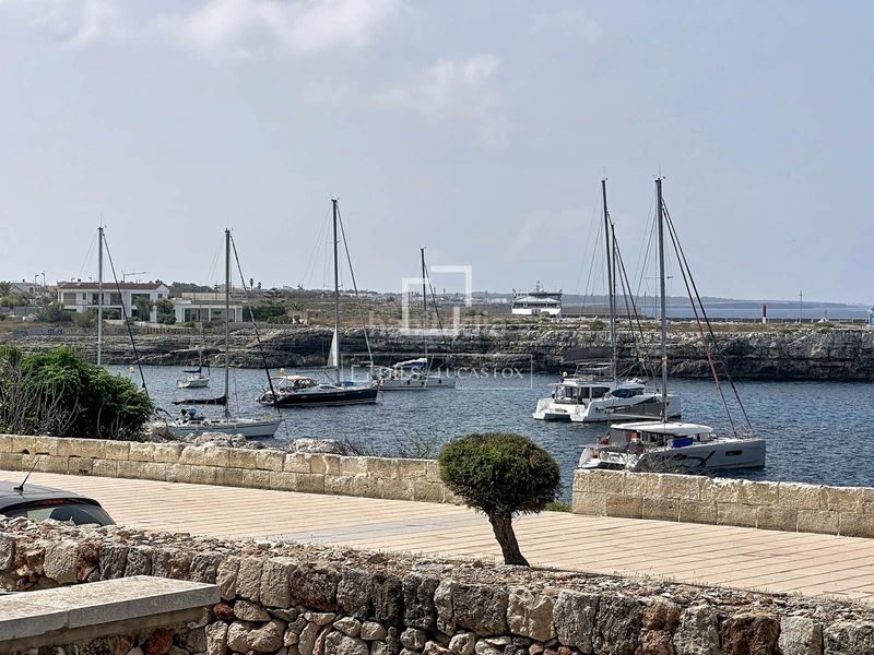 Foto cb863f4a-9f84-488b-b26f-b3f809797b0a. Piso  en planta baja de 4 dormitorios con terraza de 70 m y espectaculares vistas al mar en venta en Ciutadella de Menorca