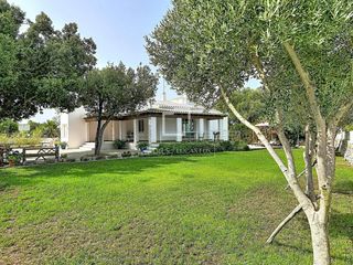 Chalet in Cala Blanca. Villa de 4 dormitorios con piscina y licencia turística en sa ca