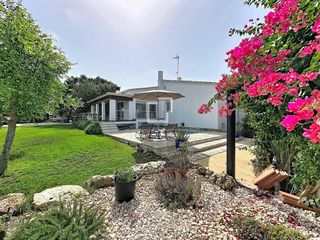 Xalet a Cala Blanca. Villa de 4 dormitorios con piscina y licencia turística en venta