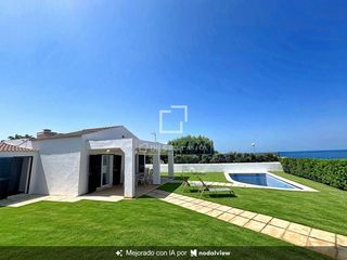 Chalet in Cala d´En Bosch-Serpentona. Estupenda villa de 3 dormitorios en primera línea de mar en vent