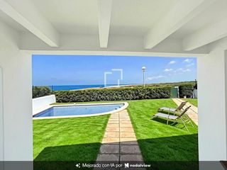 Chalet in Cala d´En Bosch-Serpentona. Estupenda villa de tres dormitorios en primera línea de mar en v
