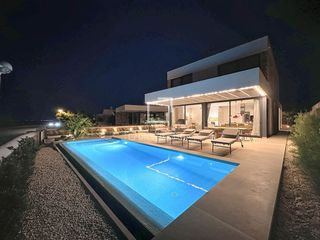 Lloguer Xalet a Cala d´En Bosch-Serpentona. Espectacular villa de obra nueva con 4 dormitorios y vistas al m
