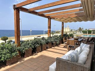 Alquiler Piso en Ciutadella. Piso en planta baja de 4 dormitorios con terraza de 70 m y espec