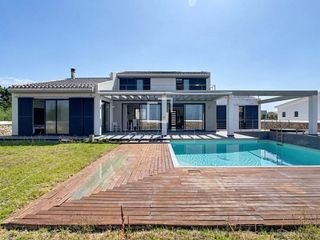 Xalet a Cala Blanca. Espectacular villa con cinco dormitorios, piscina, licencia turí