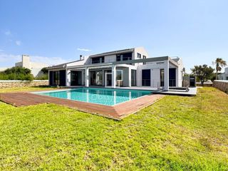 Chalet en Cala Blanca. Espectacular villa de 5 dormitorios con piscina, licencia turíst