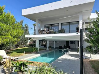 Chalet in Cala Blanca. Fantástica villa con cinco dormitorios, piscina climatizada, bar