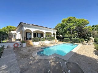 Chalet in Binibèquer. Elegante villa con vistas al mar y licencia turística en venta e