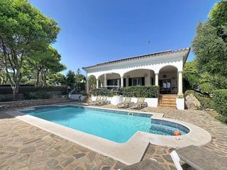 Xalet a Binibèquer. Elegante villa con vistas al mar y licencia turística en venta e