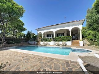 Chalet en Binibèquer. Elegante villa con vistas al mar y licencia turística en venta e