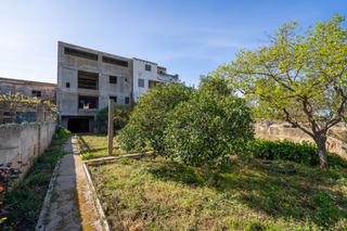 Building in Campos. Edificio situado en una de las entradas principales de campos.