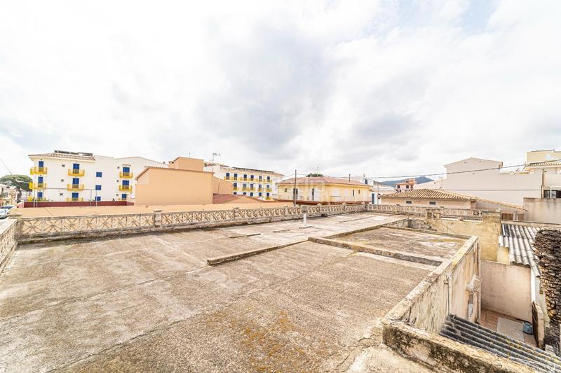 Foto c1f13bd5-1bc0-40d3-b5b5-78ff4403cf29. Terreno residencial solar de 466m2 con dos plantas bajas de techo libre en Capdepera