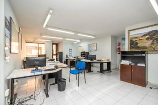 Business premise in Bons Aires. Local en avenida del comte de sallent